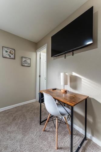 a desk with a lamp and a chair in a room at ZenHomes in Tampa near USF in Tampa