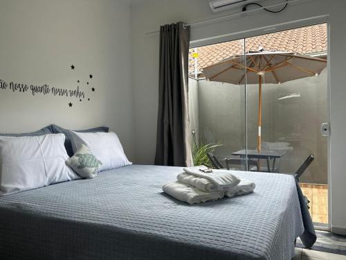 - une chambre avec un lit et des serviettes dans l'établissement BORA BORA RESIDENCE, à Joinville