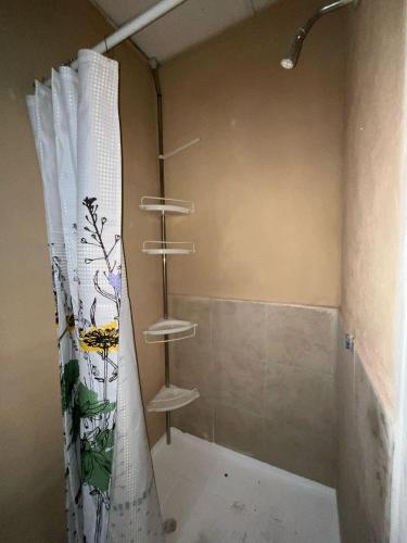 a shower with a shower curtain in a bathroom at Apto. mejor zona de San Salvador in San Salvador