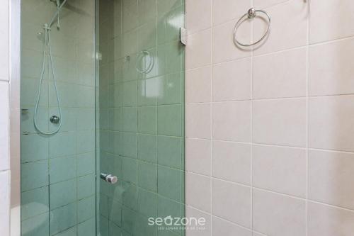 A bathroom at Belo apto aconchegante a 4min do mar AMC0204