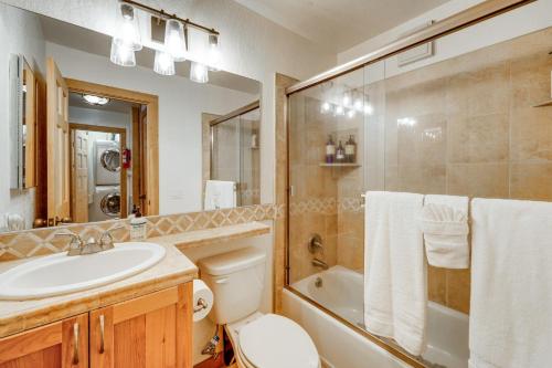 un bagno con lavandino, WC e doccia di Northstar Resort Condo with Hot Tub, Shuttle Access! a Truckee