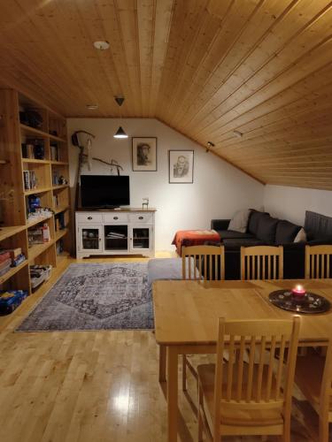 Un televizor și/sau centru de divertisment la Heritage House Taimela -homestay Great for families