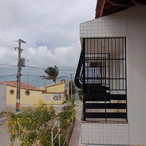 een wenteltrap aan de zijkant van een gebouw bij Pousada Rainha do Mar in Beberibe