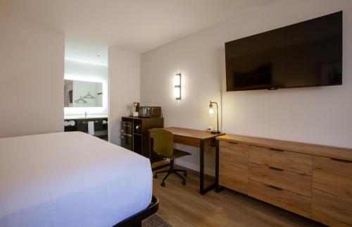 Μια τηλεόραση ή/και κέντρο ψυχαγωγίας στο Kokopelli Inn Sedona, Trademark Collection by Wyndham