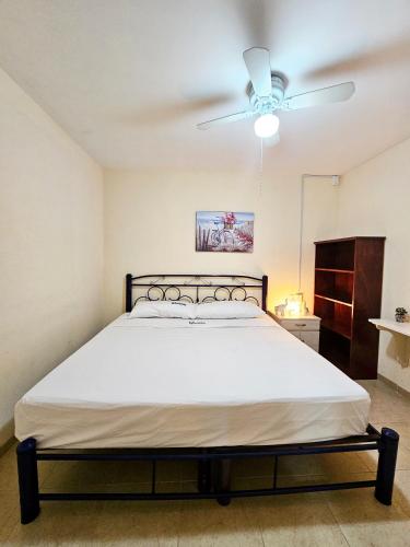 a bedroom with a bed with a ceiling fan at Departamento 2, Comodo y hogareño in Tehuacán
