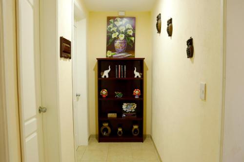 un corridoio con libreria accanto a una porta di Sensity Home Apartamento hermoso y centrico a Tehuacán