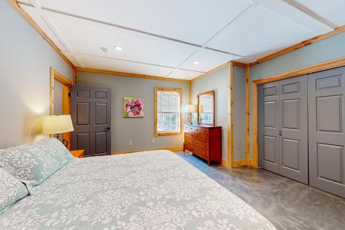 1 dormitorio con 1 cama grande y armario en Traveler's Hideaway, Unit A, en Ellsworth
