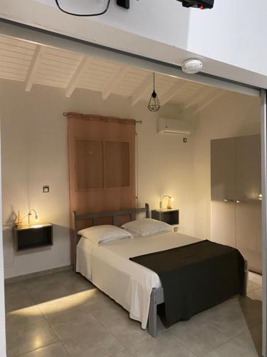 Un dormitorio con una cama y dos mesitas de noche. en Gîte Guidou, en Saint-Louis