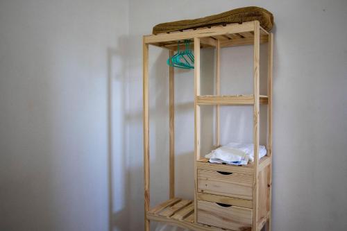 una estantería de madera con una cama encima en Refugio de plata, La Florida en Munro