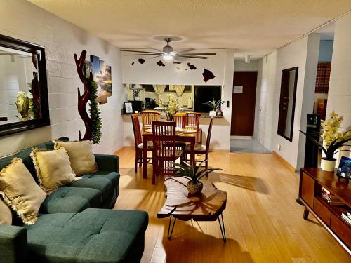 sala de estar con sofá verde y mesa en Direct Oceanfront Mauna Loa Shores Honu Elua #508 next to Carlsmith Beach park, Hilo HI, en Hilo