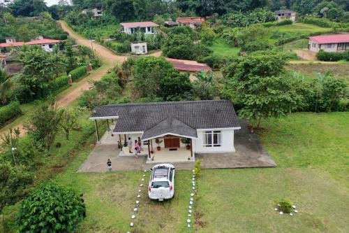 an aerial view of a house with a car parked in the driveway at El Segoviano Alojamiento Rural in Pedro Vicente Maldonado