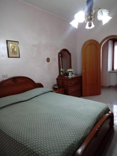 a bedroom with a green bed and a dresser at Casa Palazzo ducale in Pietragalla