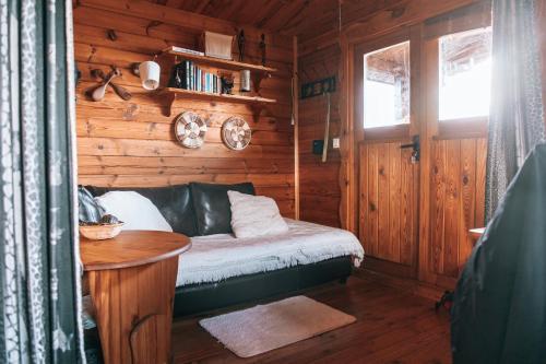 um quarto com uma cama e uma mesa num camarote em Kaldbaks-kot cottages em Húsavík