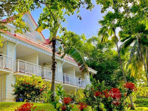 Zahrada ubytování Accès direct Plage et Piscine, Vue Mer et Cocotiers, Les Gwada Studios, Village Vacances Ste Anne