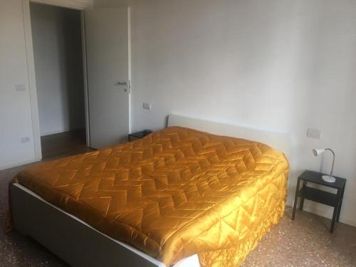 ローマにあるApartment Via Raffaele Balestraのベッドルーム1室(金のベッドカバー付)