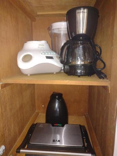 a blender and a toaster sitting on a shelf at kitnet em condomínio fechado in Itatiba