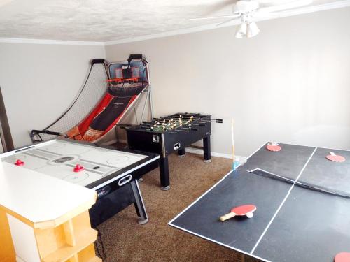 a room with a ping pong table and a ping pong tableablishangering at 4B Miracle Lodge - Stay&Play Together-Events/Reunions/Staycation/Ski in South Jordan