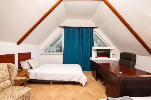 ハンブルクにあるAD Gästezimmer Sinstorfの屋根裏のベッドルーム(デスク、ベッド付)