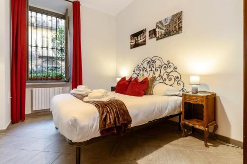 ein Schlafzimmer mit einem großen Bett mit roten Kissen in der Unterkunft [Porta Susa - Centro] Executive Suite x6 con wi-fi in Turin