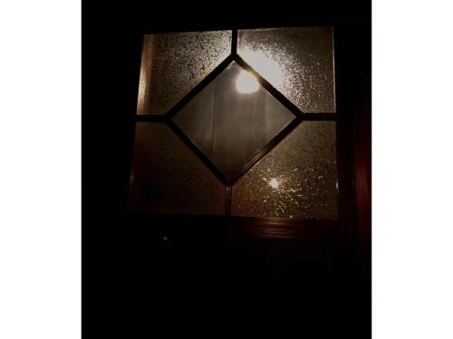 una finestra di vetro con una luce al buio di Ukishimakan Bettei Guest House - Vacation STAY 14350 a Shimo-rokka
