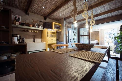 una cocina con una gran mesa de madera en una habitación en Lovely 2BR Villa with Ocean View in Cartagena, en Cartagena de Indias