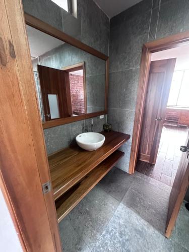 uma casa de banho com um lavatório e um espelho em Baños De Agua Santa em Baños