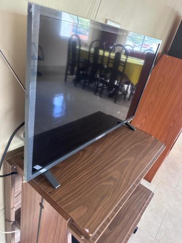 uma televisão de ecrã plano em cima de uma mesa em Baños De Agua Santa em Baños