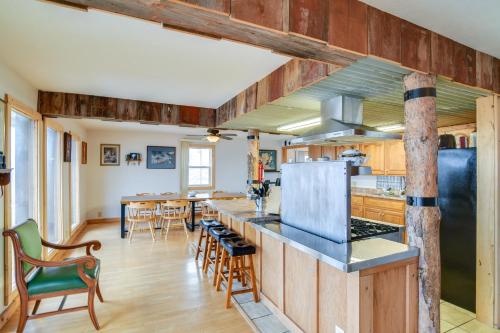 una cucina con armadi in legno e piano di lavoro di The Barn Secluded Home 7 Mi to Afton Lake! 