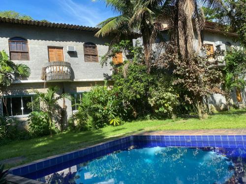 una piscina frente a una casa en Rio Natureza apart 109, en Río de Janeiro