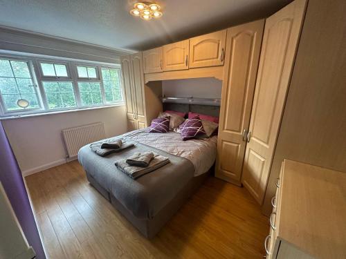 1 dormitorio con 1 cama con 2 toallas en Rooms in stylish house en Milton Keynes