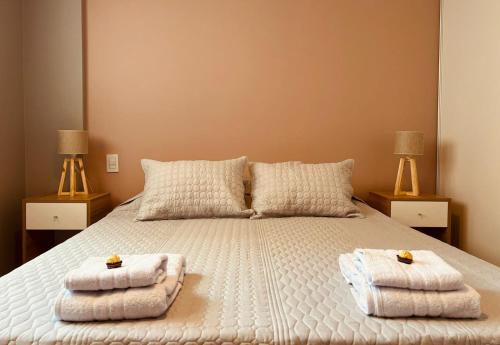 1 dormitorio con 1 cama con toallas en Virrey Congreso- Deluxe 2 Ambientes en Buenos Aires