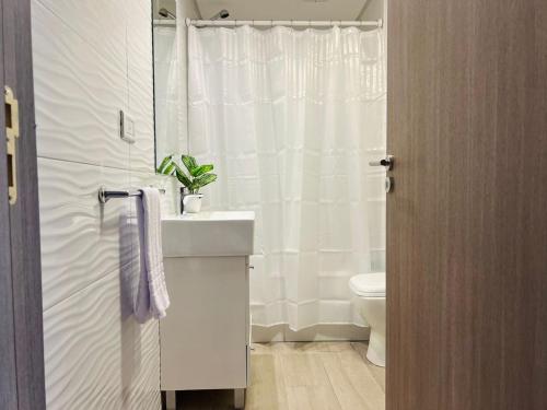 Baño blanco con lavabo y aseo en Virrey Congreso- Deluxe 2 Ambientes en Buenos Aires