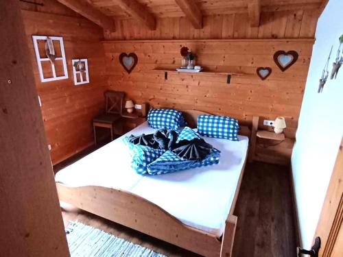 1 dormitorio con 1 cama en una habitación de madera en Lisa und Emely en Piesendorf