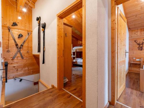 pasillo en una cabaña con paredes de madera y puerta en Lisa und Emely en Piesendorf