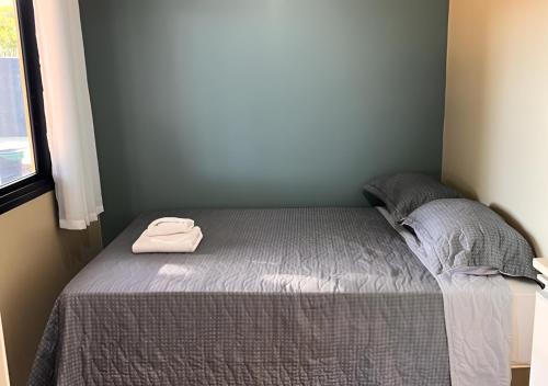 ボア・ヴィスタにあるSuíte Luxo contêiner no Caçariのベッドカバー付きの客室の小さなベッド1台分です。