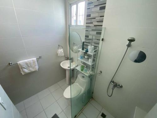 a bathroom with a shower and a toilet and a sink at Modesto y Acogedor Apartamento en Costa Verde in Santo Domingo