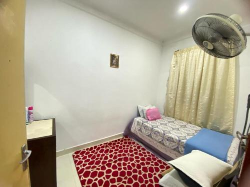 Zimmer mit Sofa und Ventilator in der Unterkunft HOMESTAY DSENJA in Kepala Batas