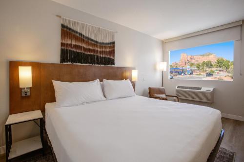 Ένα ή περισσότερα κρεβάτια σε δωμάτιο στο Kokopelli Inn Sedona, Trademark Collection by Wyndham