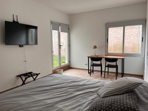Un dormitorio con una cama y una mesa con sillas. en Exclusiva Casa Sawa, en Barraquero