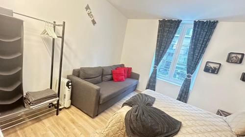 une chambre avec un lit, une chaise et une fenêtre dans l'établissement Studio Cosy à 5 minutes de la Gare de Lyon, à Paris