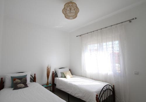 um quarto com 2 camas e uma janela em appartement confort calme propre em Marrakech