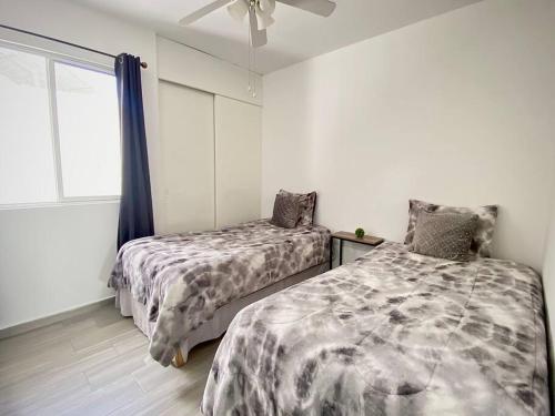 1 dormitorio con 2 camas y ventana en Hermosa y Confortable, Petfriendly ¡Facturamos! en Durango