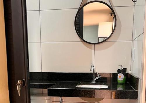 uma casa de banho com um lavatório e um espelho em Suíte Luxo contêiner no Caçari em Boa Vista