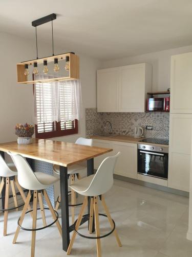 Apartments by the sea Omis - 21590