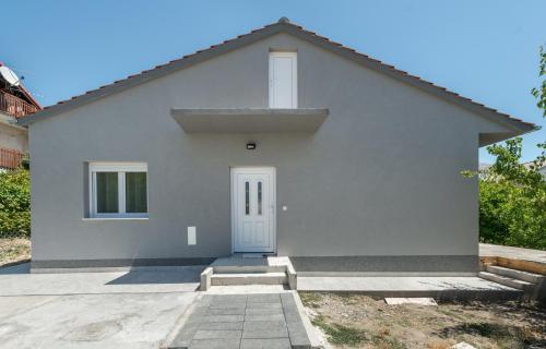 Seaside holiday house Kastel Stafilic, Kastela - 22438