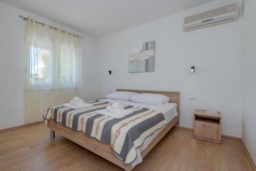 Seaside holiday house Kastel Stafilic, Kastela - 22438