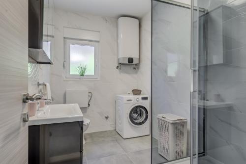 Seaside holiday house Kastel Stafilic, Kastela - 22438