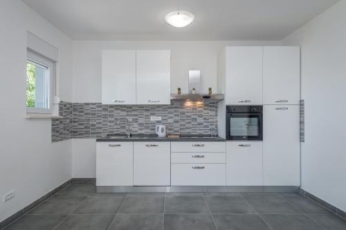 Seaside holiday house Kastel Stafilic, Kastela - 22438