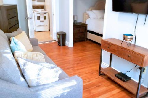 - un salon avec un canapé et une télévision dans l'établissement Pristine Harbour View Towers Exec Suite Coffee Parking, à Saint-Jean