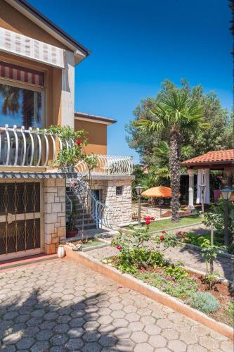 Apartments with parking space Umag - 22520